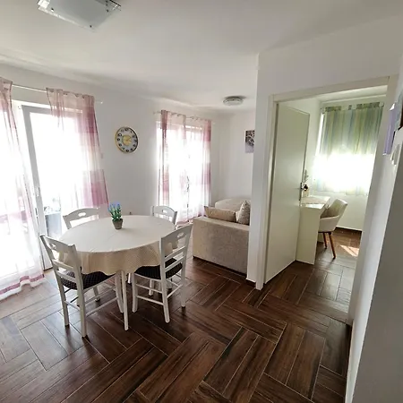Apartament Dora *
