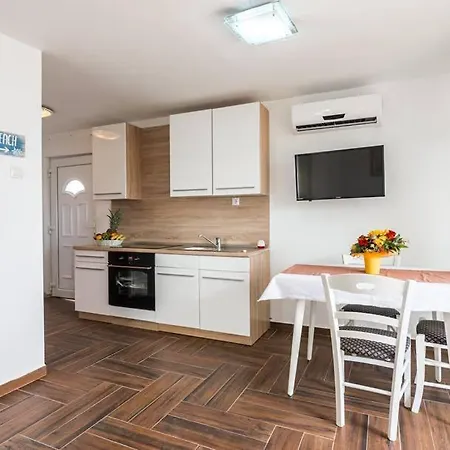 Apartment Dora *