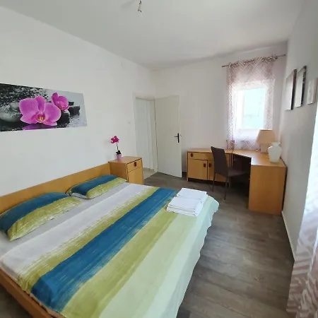Apartment Dora *