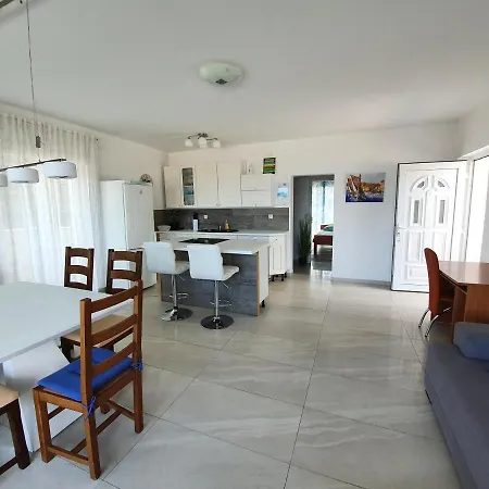 Dora Apartment Vantacici
