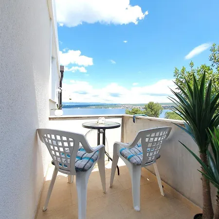 Dora Apartment Vantacici