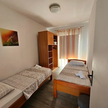 Apartment Dora *