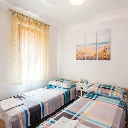 Dora Apartment Vantacici