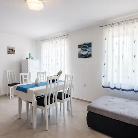 Dora Apartment Vantacici