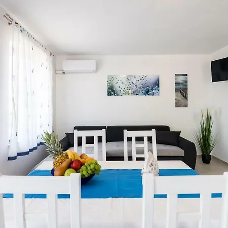 Dora Apartment *