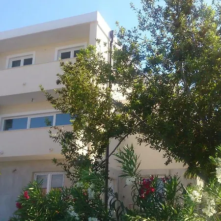 Dora Apartment Vantacici